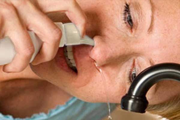 Лечение хронической заложенности носа женщина промывает нос солевым раствором