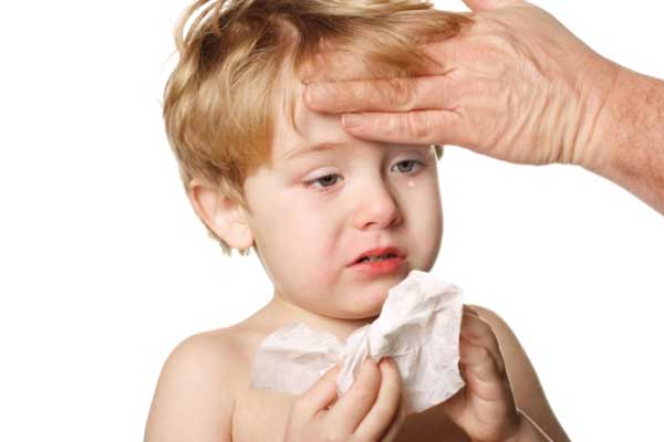 симптомы менингита, малыш плачет, у ребенка проверяют температуру