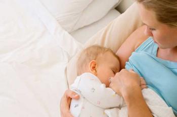 При грудном вскармливании младенцы имеют меньше инфекций уха