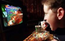 Мозги подростков слишком восприимчивы к пищевой рекламе