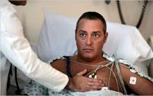 Мужчина на больничной койке, у него сердечная недостаточность Мужчина на больничной койке, у него сердечная недостаточность
